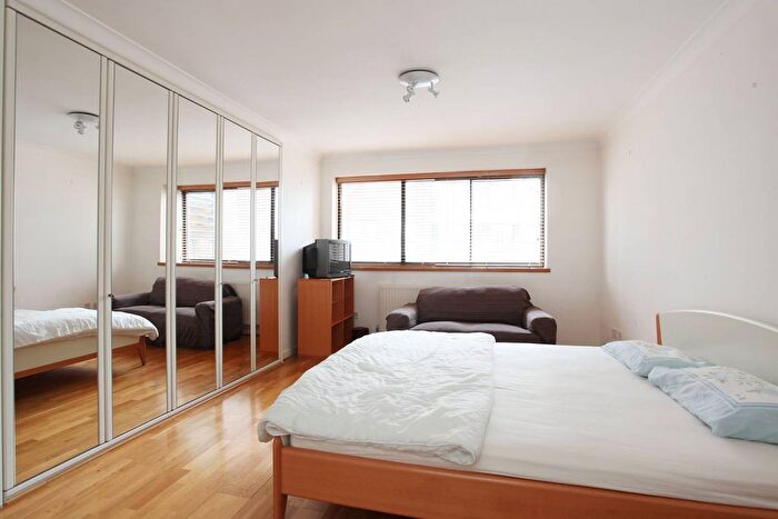 3 Bedroom Flat To Rent In Windsor Way, Brook Green, London, W14