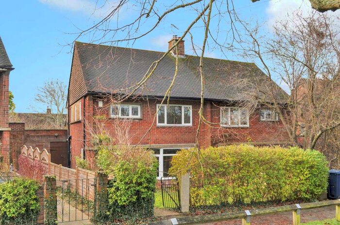 3 Bedroom Semi-Detached House To Rent In The Crescent, Princes Risborough, HP27