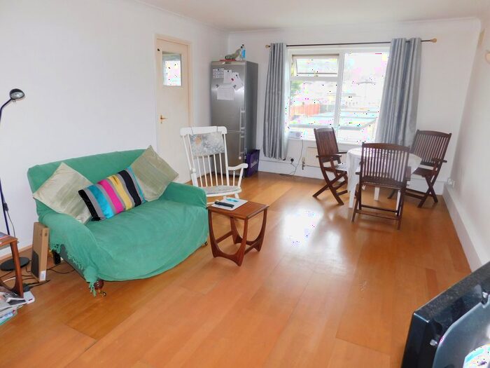 2 Bedroom Flat To Rent In Hove Gardens, Sutton, Surrey, SM1