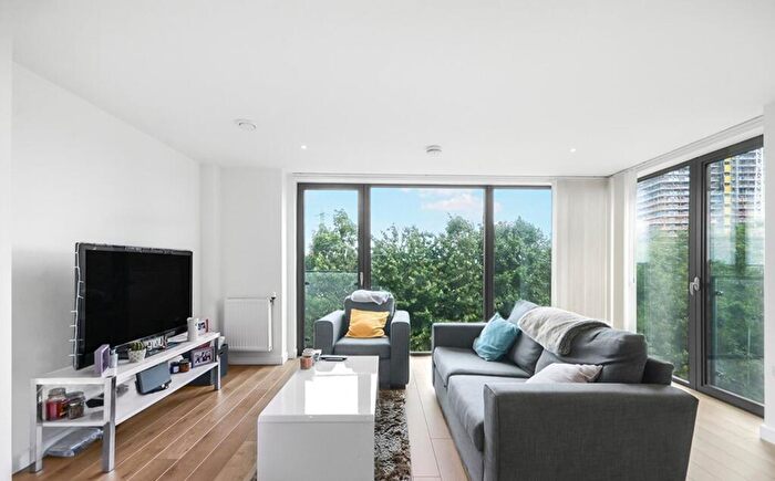 2 Bedroom Apartment To Rent In Waterside Way, Lapwing Heights Waterside Way, N17