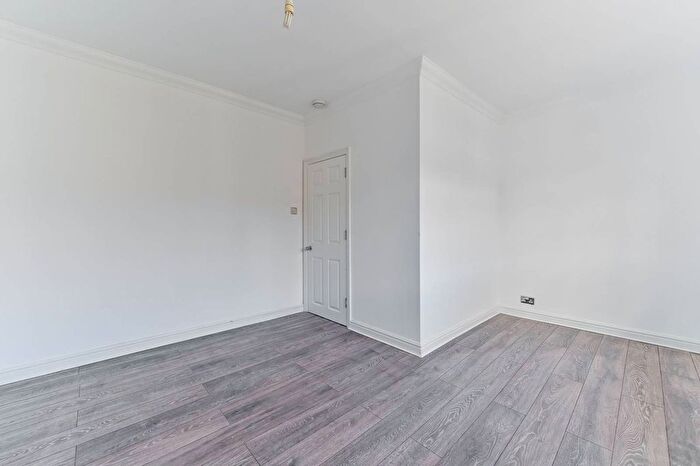 2 Bedroom Flat For Sale In Cresswell Road, South Norwood, London, SE25