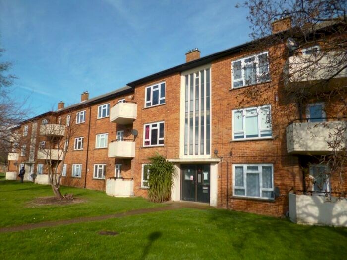 3 Bedroom Flat To Rent In Halliday Crescent, Southsea, Hampshire, PO4