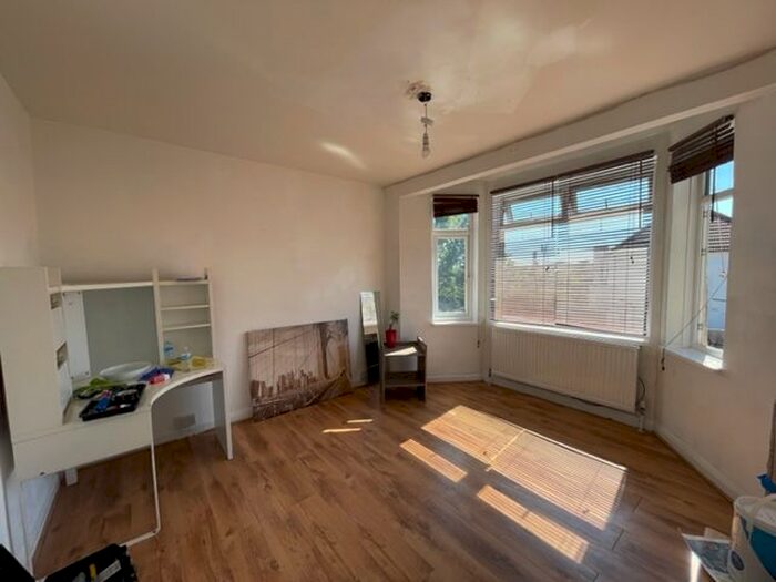 3 Bedroom Flat To Rent In Brendon Avenue, Neasden, NW10