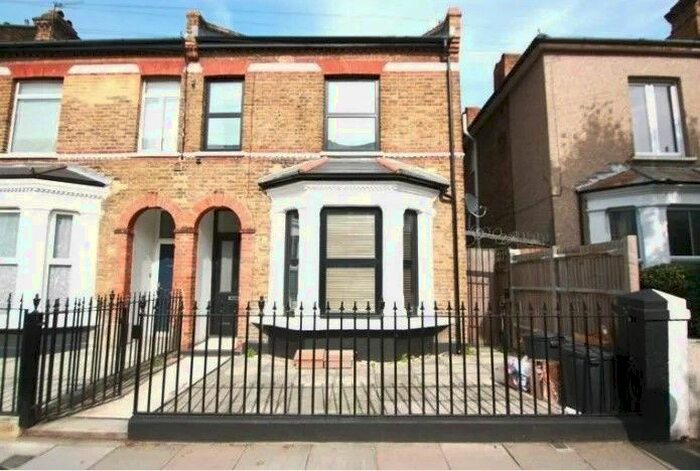 3 Bedroom Flat To Rent In Fernlea Road, Balham, SW12