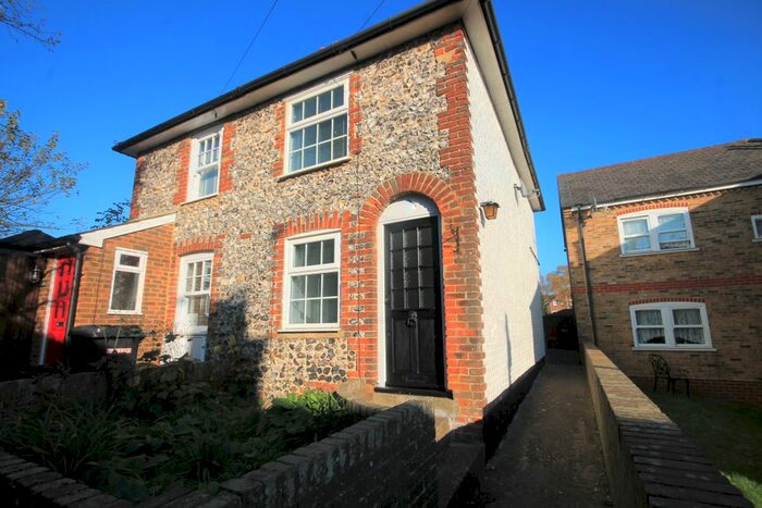 1 Bedroom Semi-Detached House To Rent In Middle Road, Leatherhead KT22