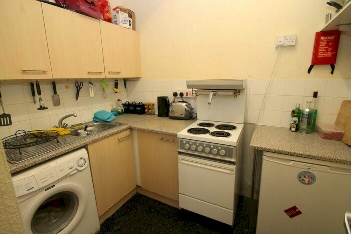 1 Bedroom Flat To Rent In Ebberston Terrace, Hyde Park, Leeds, LS6