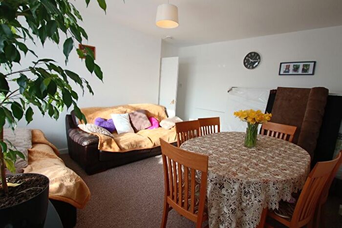 2 Bedroom Flat To Rent In Pentland Crescent, West End, Dundee, DD2