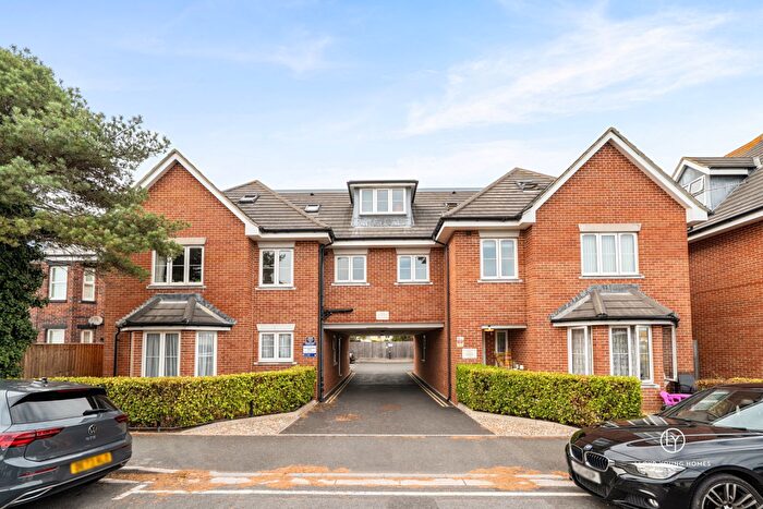 3 Bedroom Flat For Sale In Clarendon Road, Christchurch, BH23