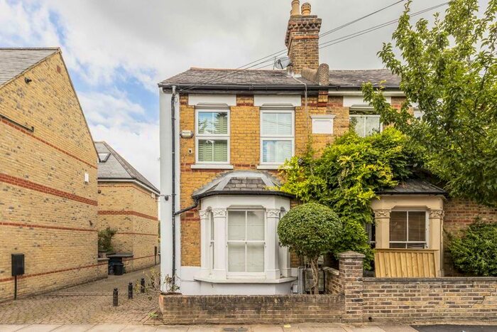 2 Bedroom Flat To Rent In Haliburton Road, Twickenham TW1