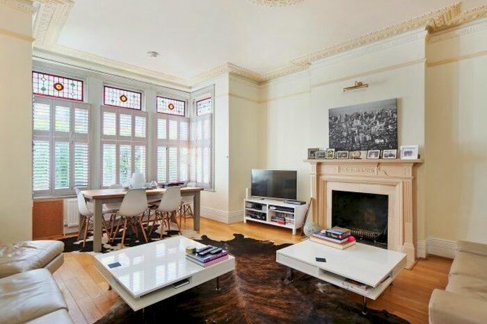 2 Bedroom Flat To Rent In Ellerker Gardens, Richmond, TW10