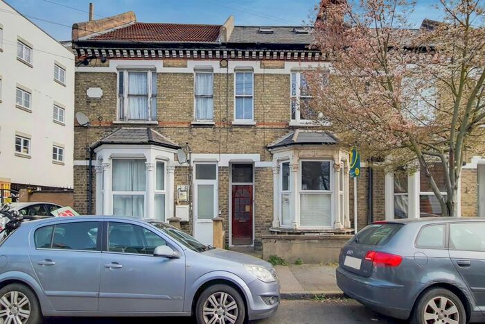 2 Bedroom Flat To Rent In Morrish Road, Brixton Hill, London, SW2