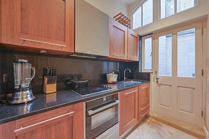 2 Bedroom Flat To Rent In Kensington Court, High Street Kensington, London, W8