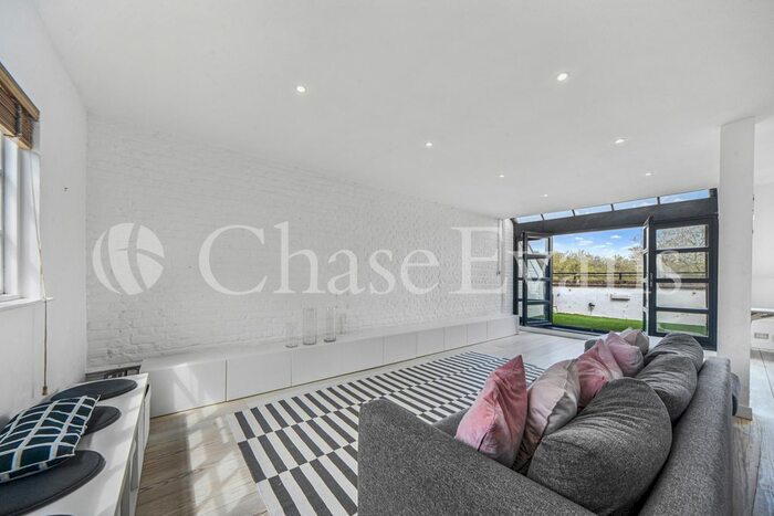 2 Bedroom Flat To Rent In Dundee Court, Wapping High Street, Wapping, E1W