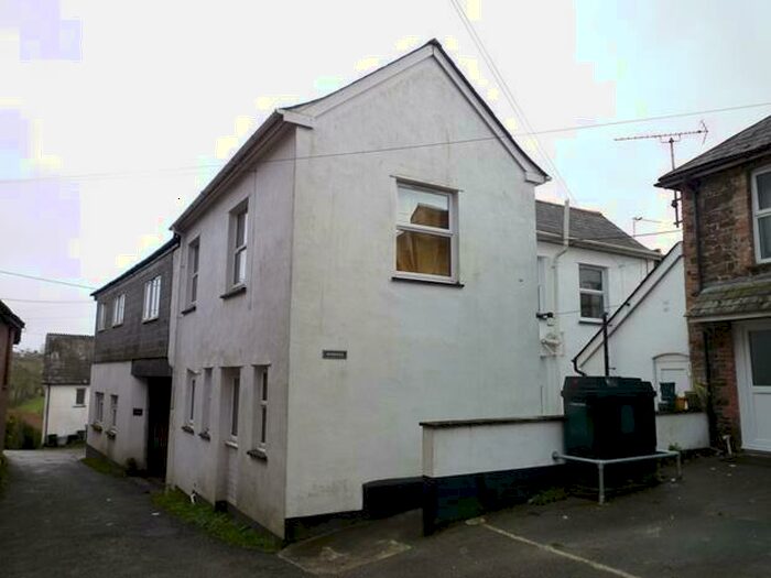 2 Bedroom Flat To Rent In Church Lane, Holsworthy, EX22