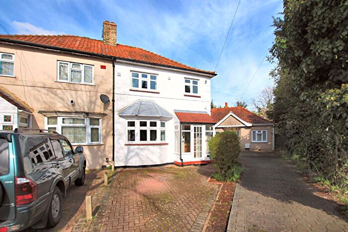 3 Bedroom Semi-Detached House To Rent In Lime Tree Road, Heston, TW5