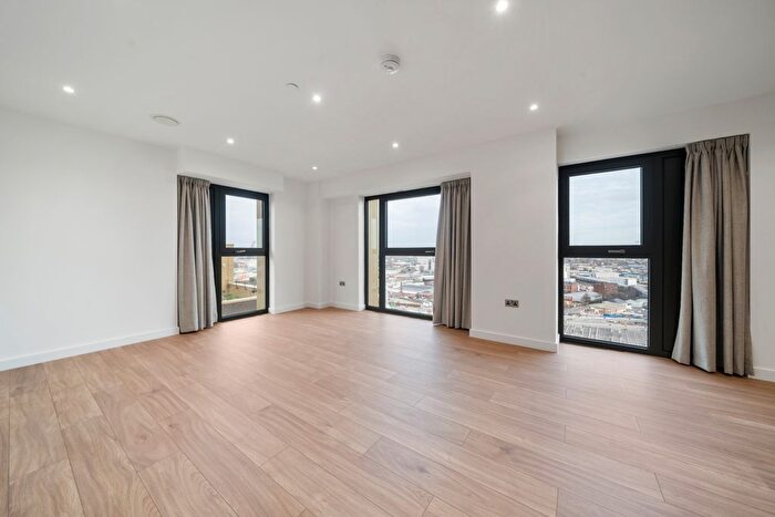 3 Bedroom Flat To Rent In Uncle Acton, Victoria Road, London, Acton, W3