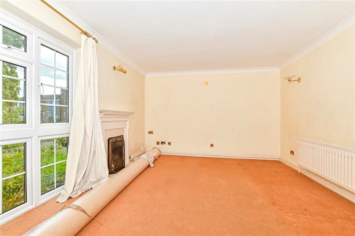 3 Bedroom Semi-Detached House For Sale In Poyntell Road, Staplehurst, Kent, TN12