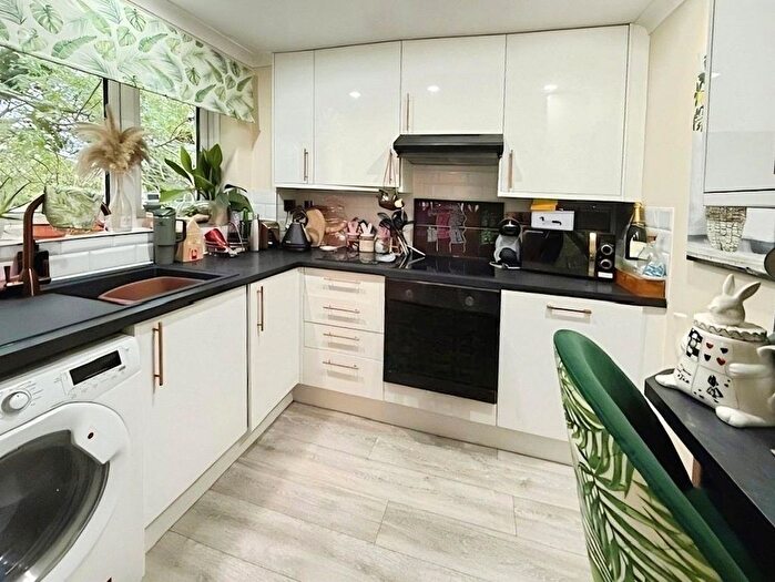 2 Bedroom Flat For Sale In Firs Avenue, Windsor, Berkshire, SL4