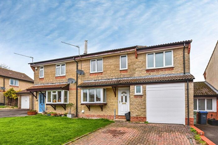 4 Bedroom Semi Detached House For Sale In Bright Close, Chippenham, SN15