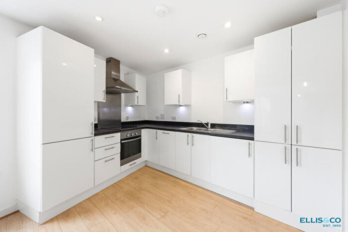2 Bedroom Apartment To Rent In Northwold Road, London, E5
