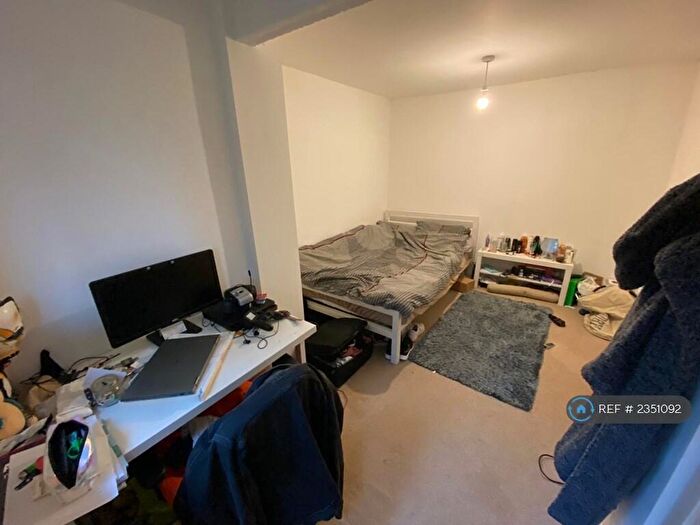 6 Bedroom Semi-Detached House To Rent In Somers Close, Winchester, SO22
