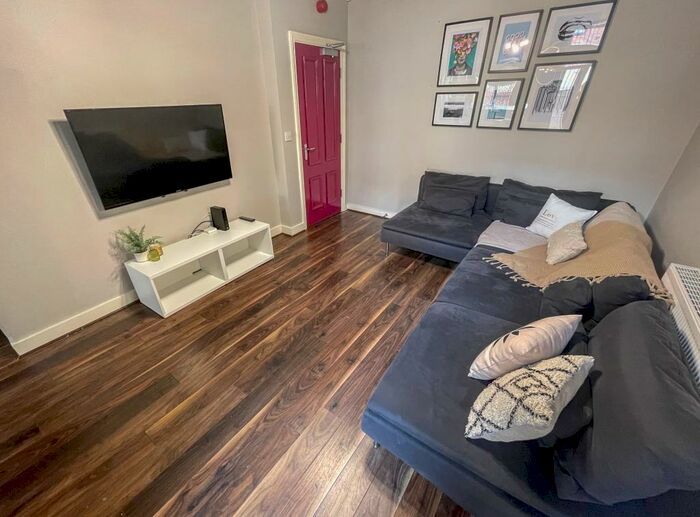 6 Bedroom Terraced House To Rent In Hannan Road, L6