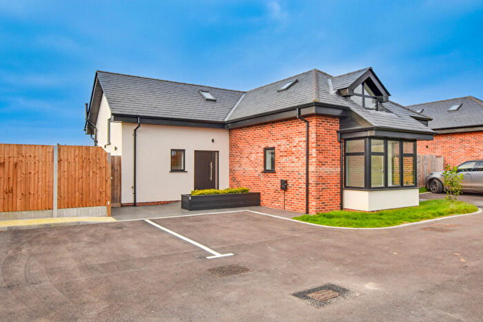 3 Bedroom Chalet To Rent In Norwood End, Ongar, CM5