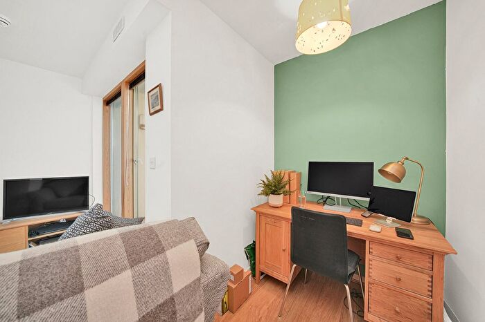 1 Bedroom Flat For Sale In Hardwicks Square, Wandsworth Park, SW18