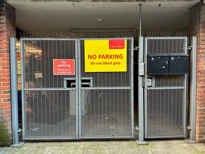 Garage / Parking To Rent In London Road, Headington, OX3