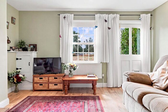 3 Bedroom Terraced House For Sale In De-L'Angle Row, Chartham, CT4