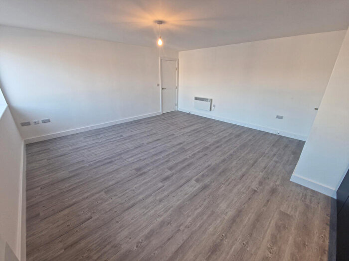 2 Bedroom Apartment To Rent In Bingley Rd, Bradford, West Yorkshire, BD9