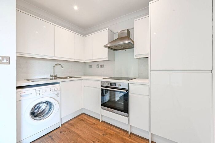 2 Bedroom Flat To Rent In Wellesley Court, Little Venice, London, W9
