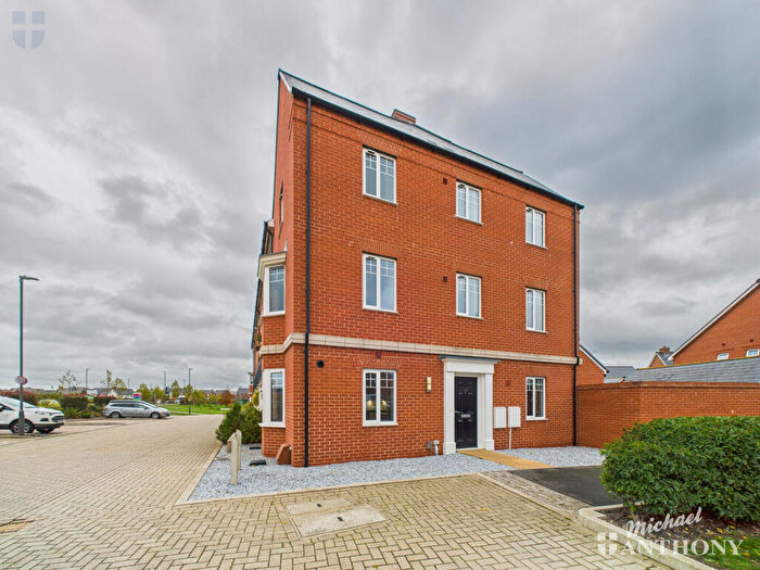 4 Bedroom Semi Detached House For Sale In Barge Crescent, Aylesbury, HP22