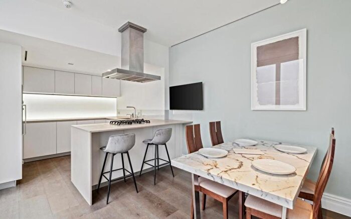 4 Bedroom Mews To Rent In Cornwall Terrace Mews, Marylebone, London, NW1