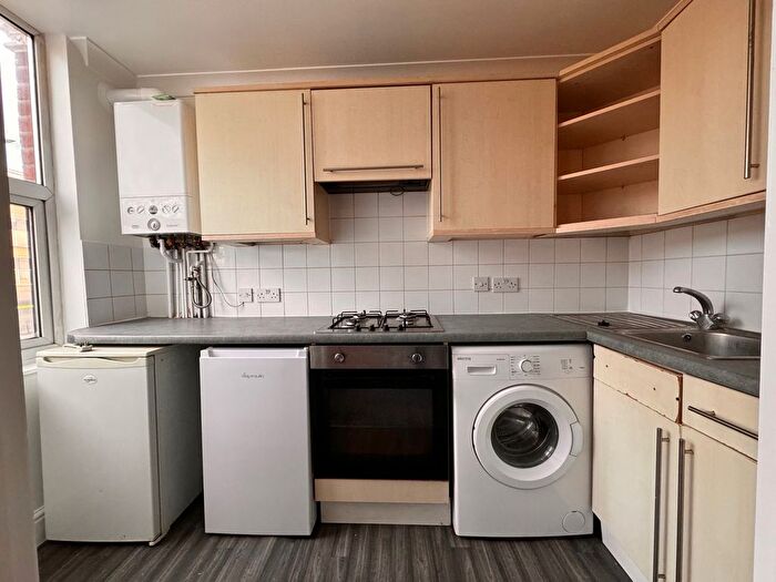 3 Bedroom Flat To Rent In Tooting Bec Road, London, SW17
