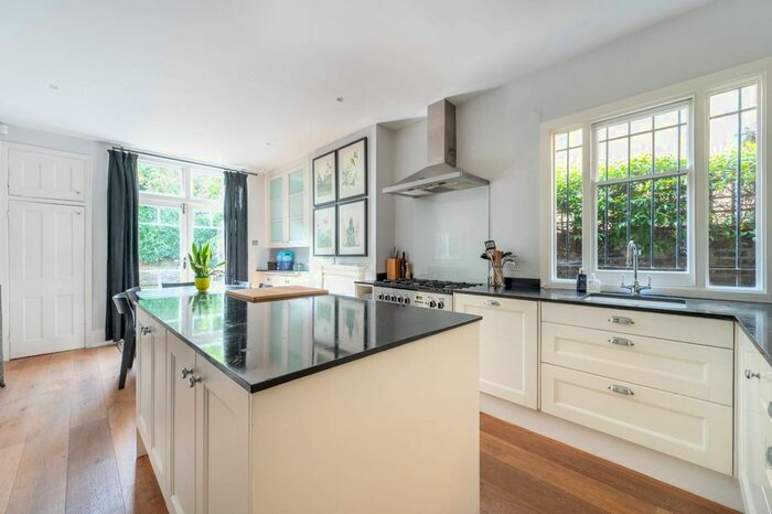 3 Bedroom Property To Rent In Oxford Gardens, North Kensington, London, W10
