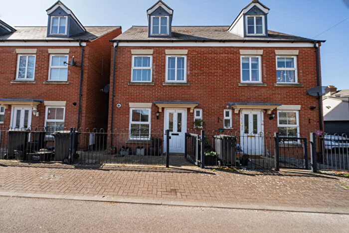 3 Bedroom Semi Detached House For Sale In The Shearings, Old Town, Swindon, SN1