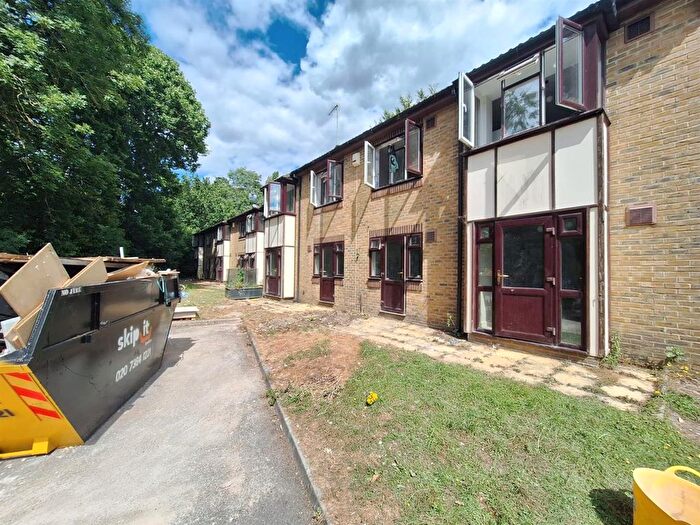 2 Bedroom Flat To Rent In Buffers Lane, Leatherhead, KT22