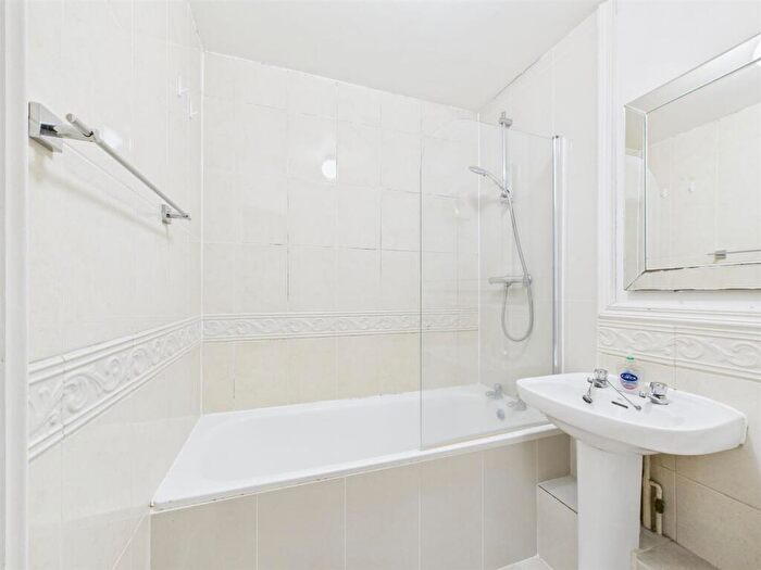 1 Bedroom Apartment For Sale In Bishops Court, Folgate Street, London, E1