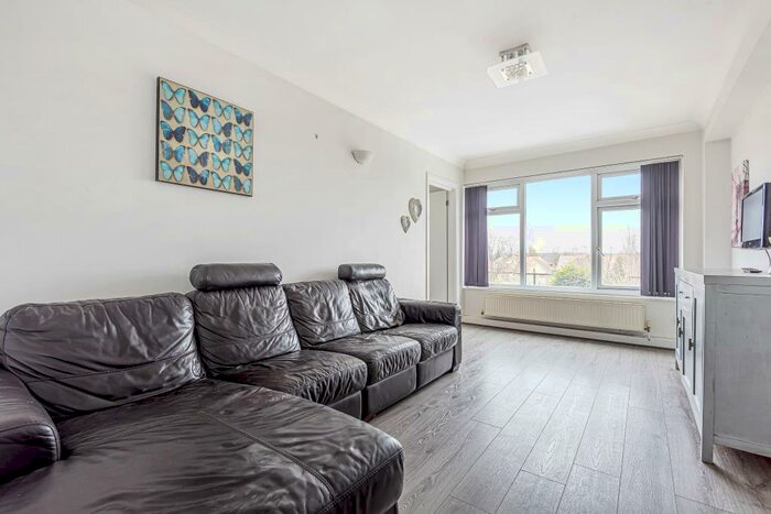 2 Bedroom Apartment To Rent In High Road, Finchley, N12