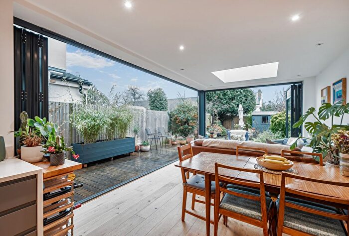 4 Bedroom Semi Detached House For Sale In Hampton Road, Worcester Park, KT4