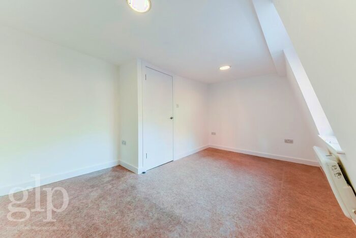 2 Bedroom Flat To Rent In Newport Court, London, WC2H