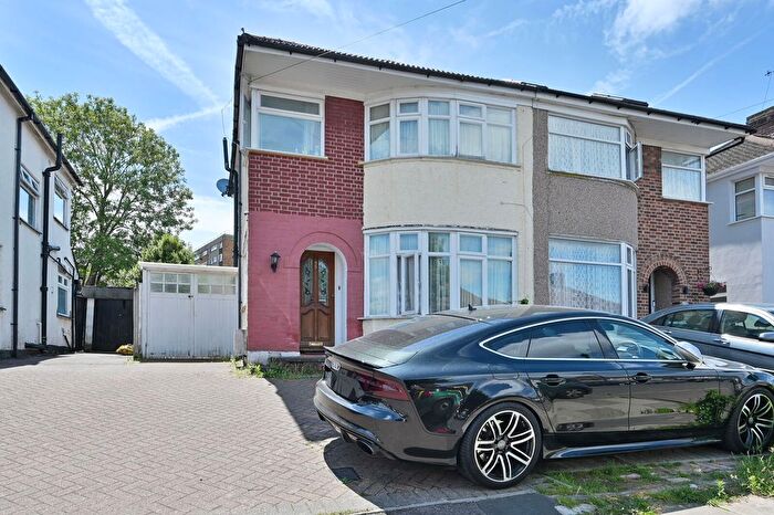 3 Bedroom Semi Detached House For Sale In The Heights, Northolt, UB5