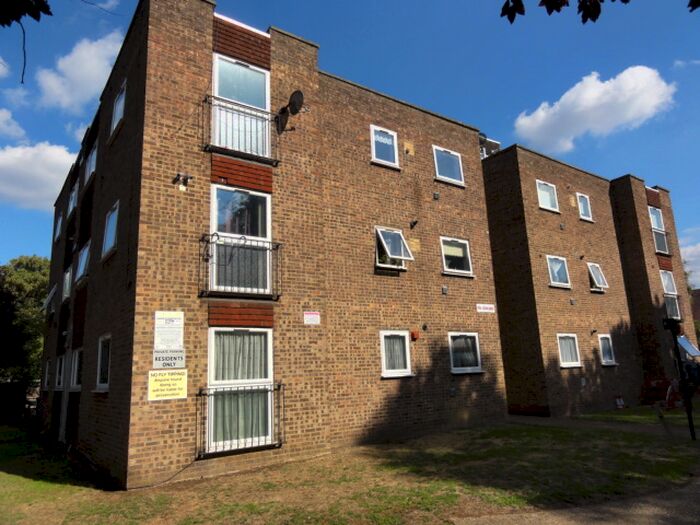 2 Bedroom Flat To Rent In Highlands Close, Hounslow, TW3