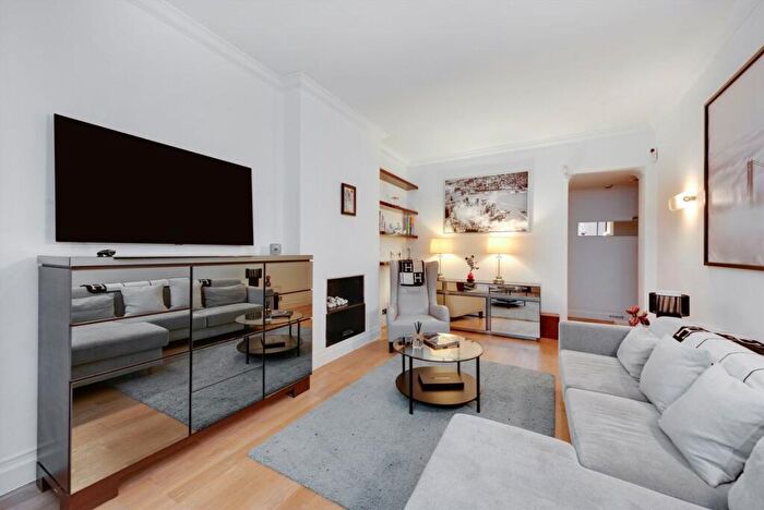 2 Bedroom Flat To Rent In Drayton Gardens, London, SW10