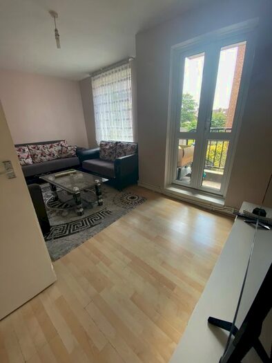 2 Bedroom Flat To Rent In Summit Estate, Portland Avenue, London, N16