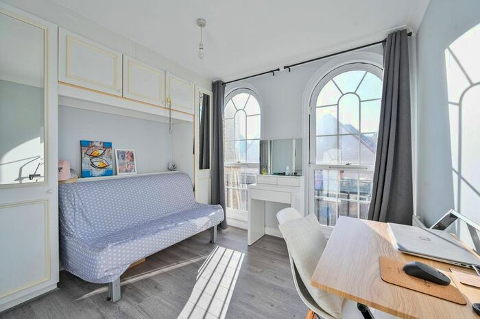 2 Bedroom Flat For Sale In Edward Square, Rotherhithe, London, SE16