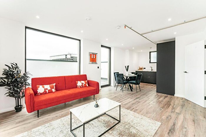 2 Bedroom Flat For Sale In The Hudson, Maryland Point, E15