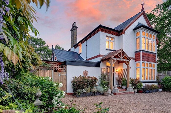 4 Bedroom Detached House For Sale In Dunboe Place, Shepperton, Surrey, TW17