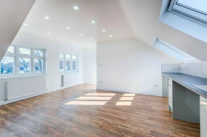 4 Bedroom Flat To Rent In Atkins Road, Clapham, London, SW12
